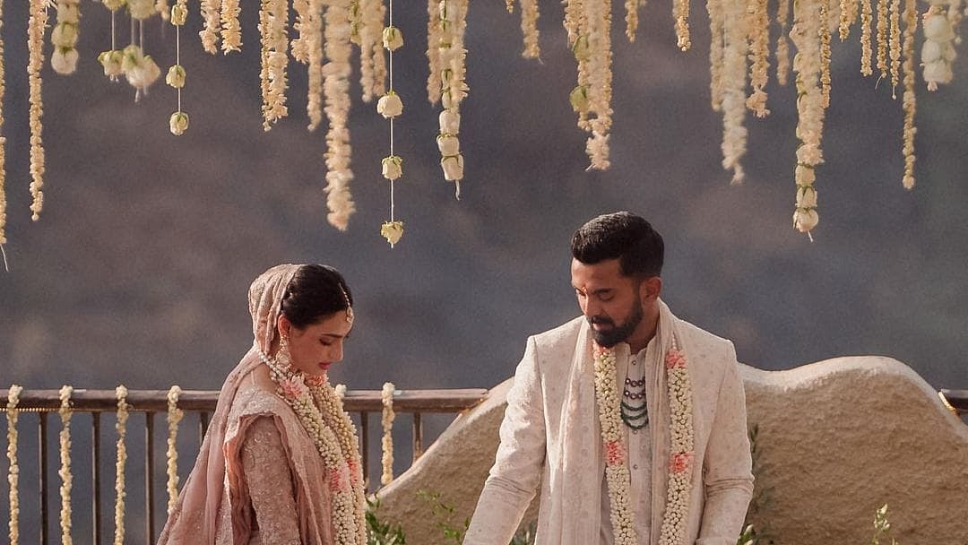 গতকাল সোমবার তাঁরা সাত পাকে বাঁধা পড়েছেন। বিয়ের লগ্নের তেমনই একটি মুহূর্ত। ছবি: সংগৃহীত