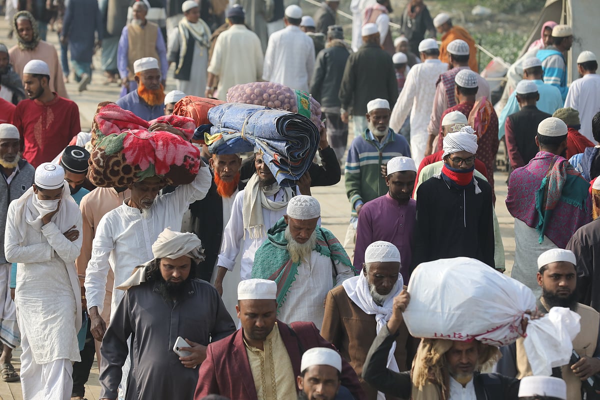 দলে দলে মুসল্লিরা আসছেন ইজতেমা মাঠে।