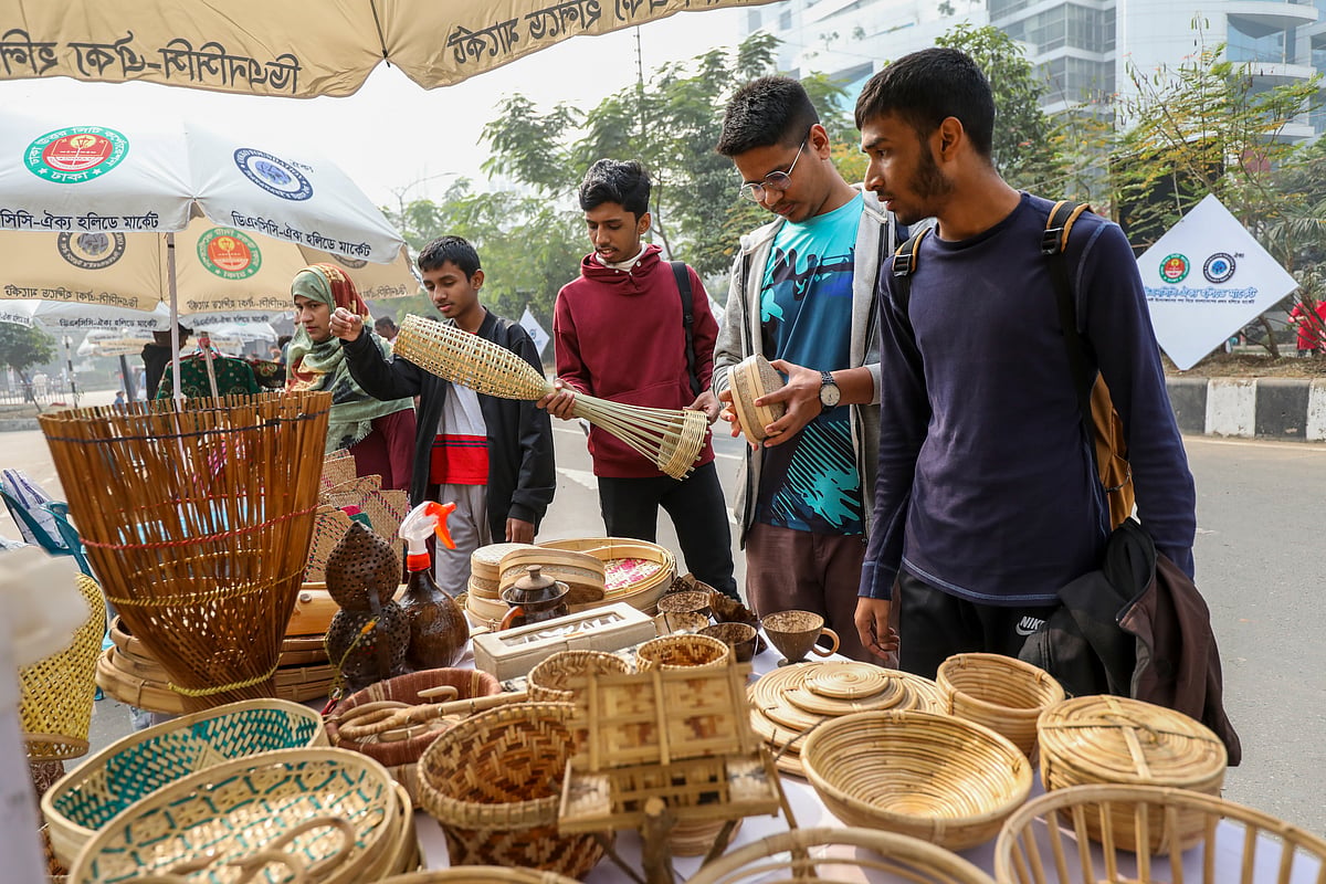 বাঁশ ও বেতের পসরা দেখছেন ক্রেতারা