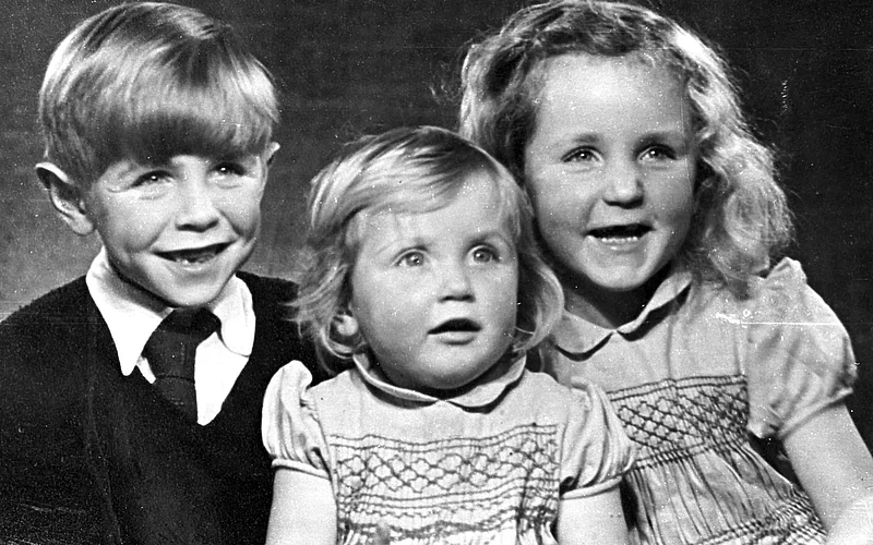 বোন মেরি ও ফিলিপার সঙ্গে হকিং