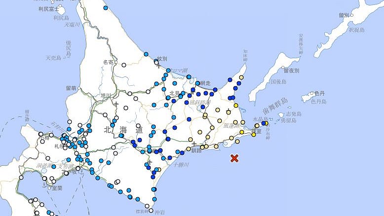শুরুতে উপকূলীয় শহর কুশিরো ও নেমুরো কেঁপে উঠলেও কোনো সুনামি সতর্কতা জারি করা হয়নি।