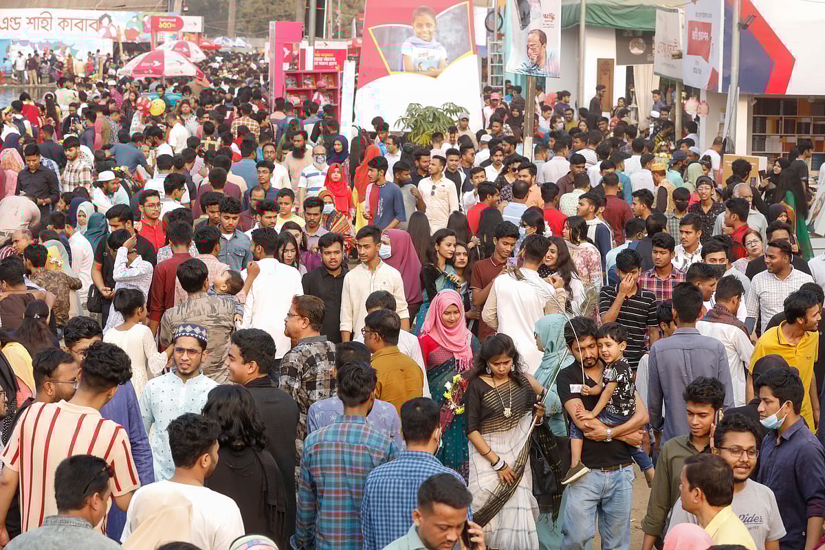 একুশে বইমেলায় পাঠকদের ভিড়