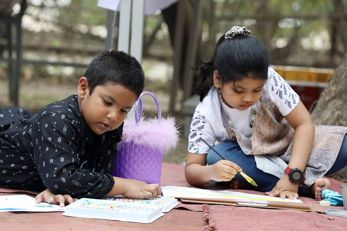 শুয়ে-বসে ছবি আঁকছে দুই শিশু