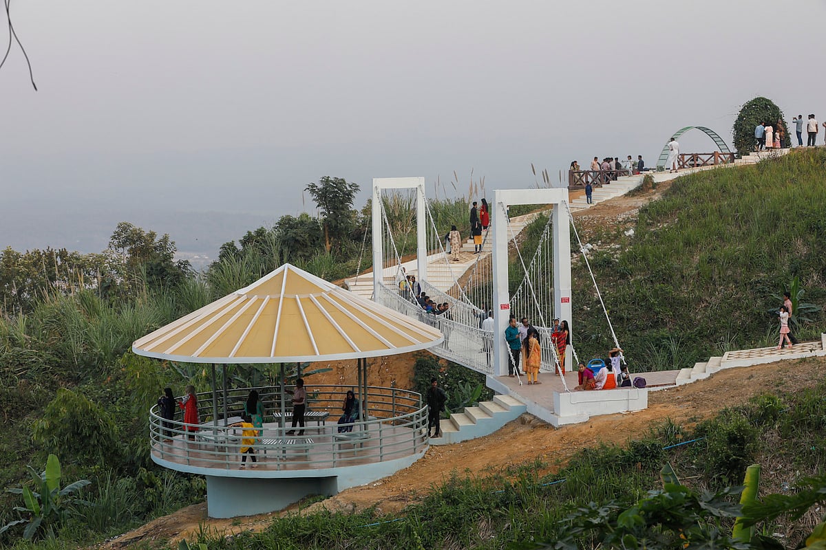 আলুটিলা পাহাড়ে পর্যটকদের সুবিধার জন্য তৈরি করা হয়েছে সেতু ও ঘর