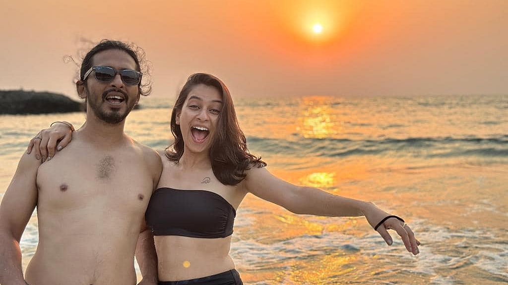 আজ সোমবার সকালে অর্ণব তাঁর ফেসবুকে একাধিক স্থিরচিত্র প্রকাশ করেছেন। ‘গোয়া ফেব্রুয়ারি ২৩’ নামের এই অ্যালবামে তাঁর চারটি স্থিরচিত্র রয়েছে। তিনটি স্থিরচিত্রে সঙ্গে দেখা গেছে স্ত্রী সুনিধি নায়েককে।