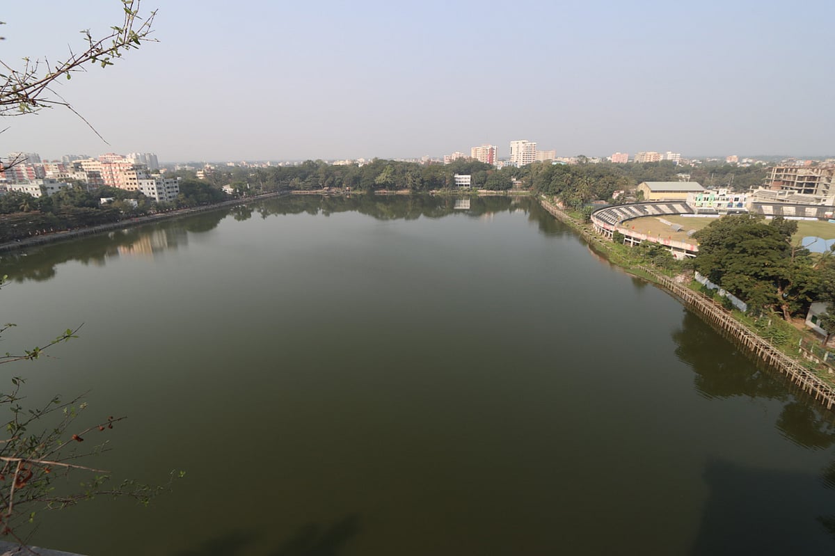 কুমিল্লা নগরের প্রাণকেন্দ্রে অবস্থিত ধর্মসাগর। 