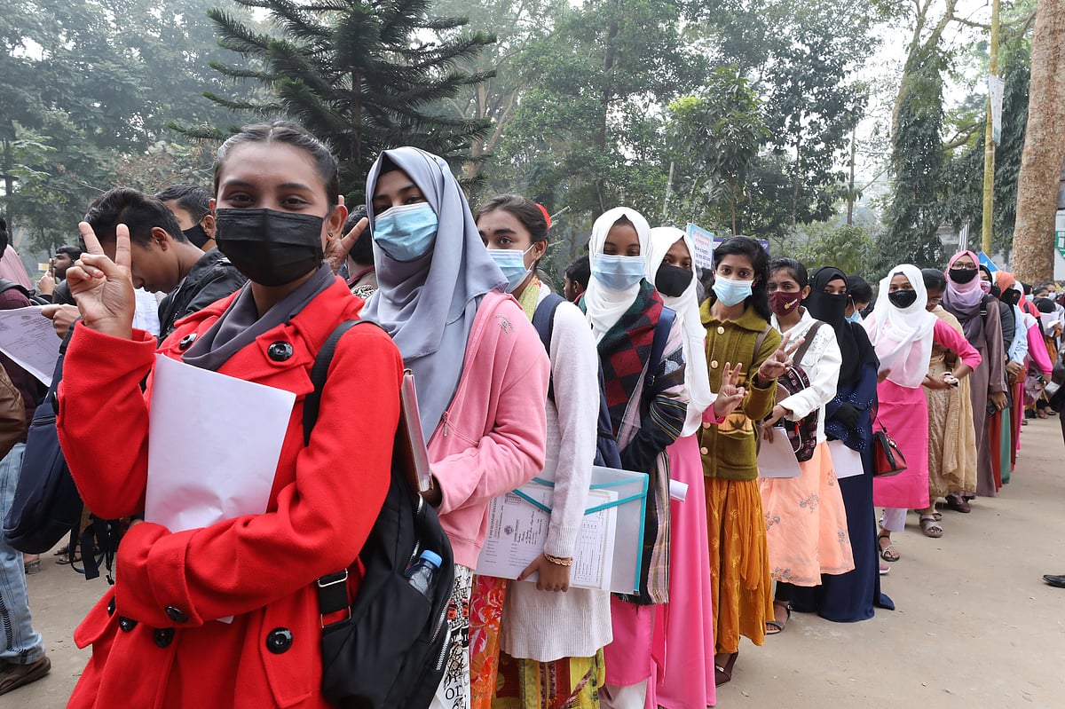 ক্রেস্ট ও সনদ নিতে শিক্ষার্থীদের দীর্ঘ সারি।