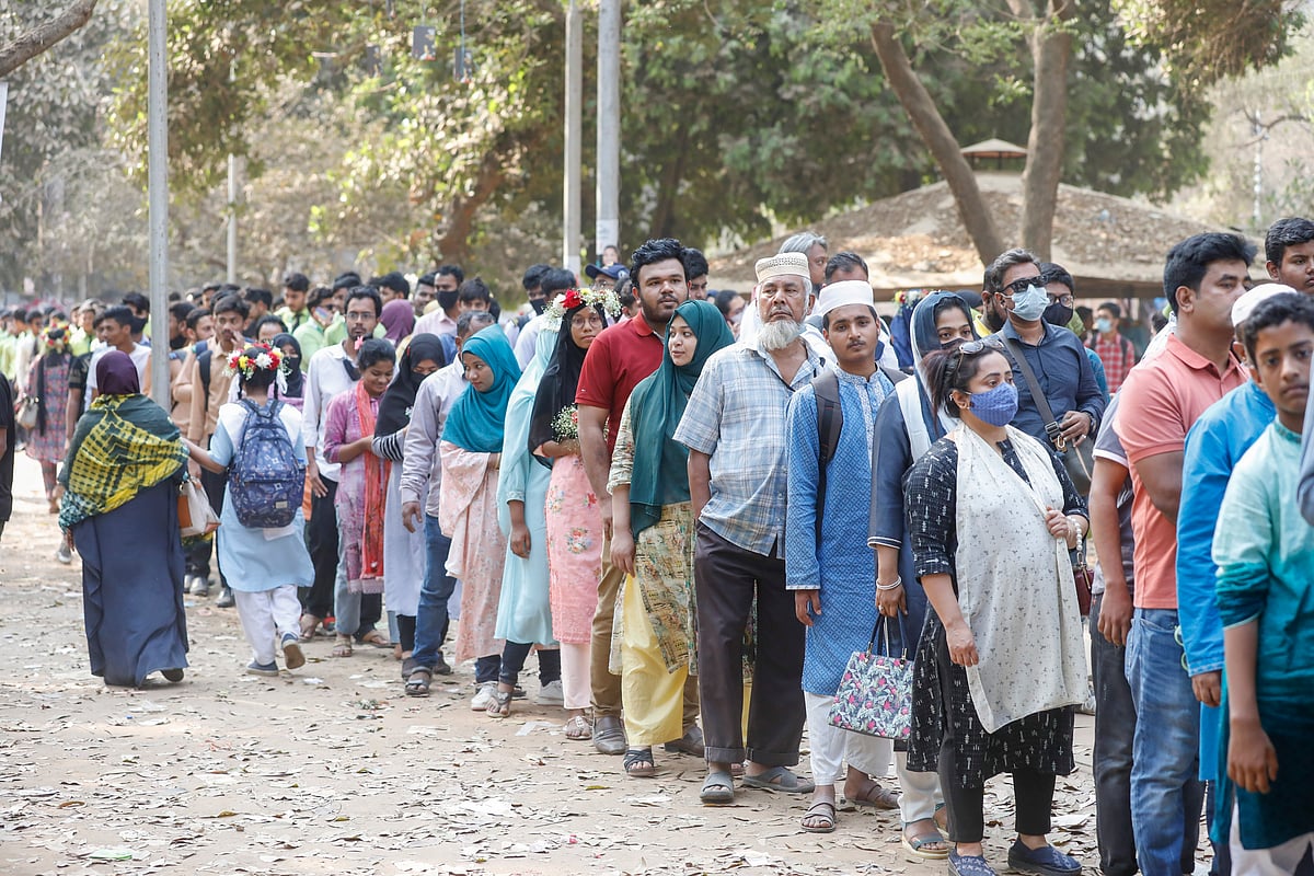 বইমেলার প্রবেশপথে মানুষের লম্বা লাইন 