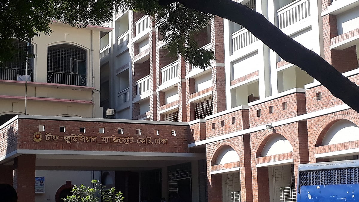 আত্মসমর্পণের পর নওরোজ পত্রিকার সম্পাদক শামসুল হক কারাগারে