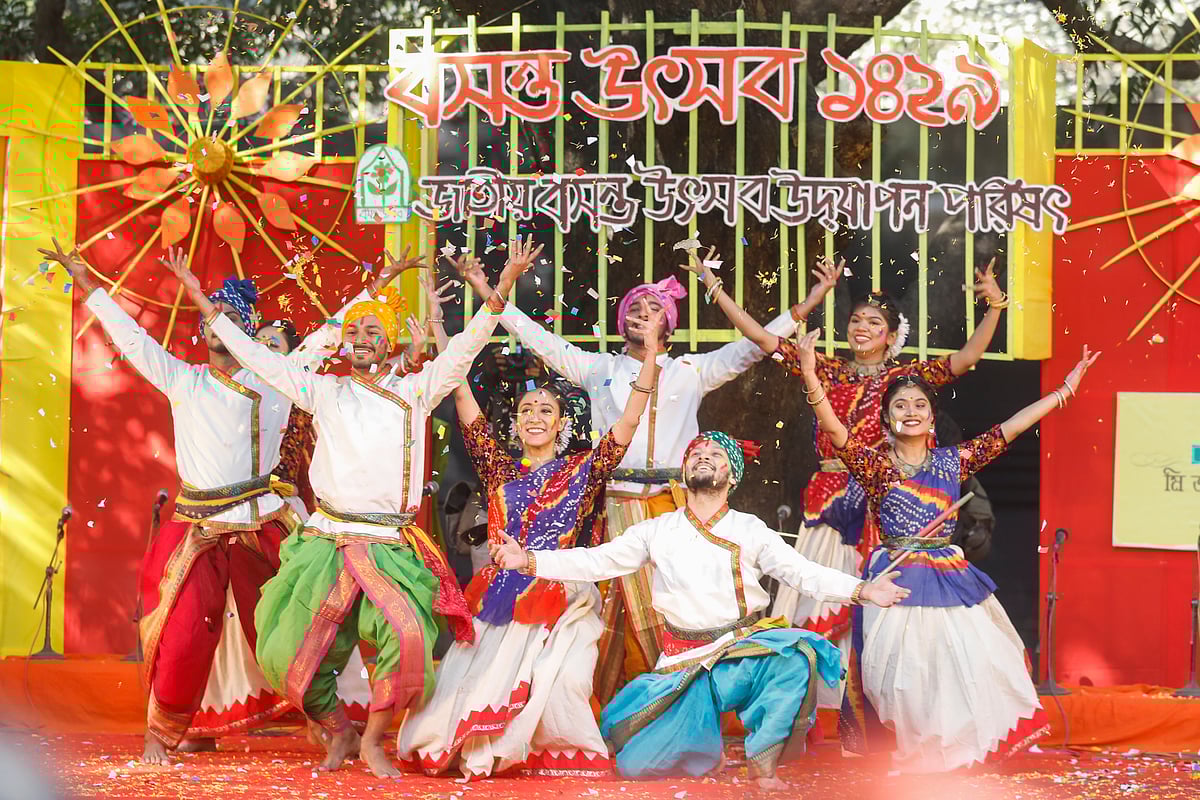 চারুকলায় নৃত্য পরিবেশনের মধ্যে দিয়ে বসন্ত বরণ করছে শিল্পীরা