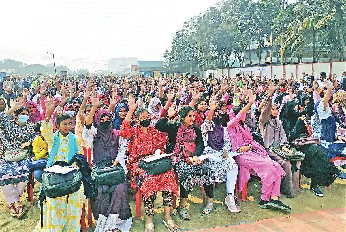 কৃতী সংবর্ধনা অনুষ্ঠানে শিক্ষার্থীরা। গতকাল গাজীপুরের ভাওয়াল রাজবাড়ি মাঠে।  আল-আমিন