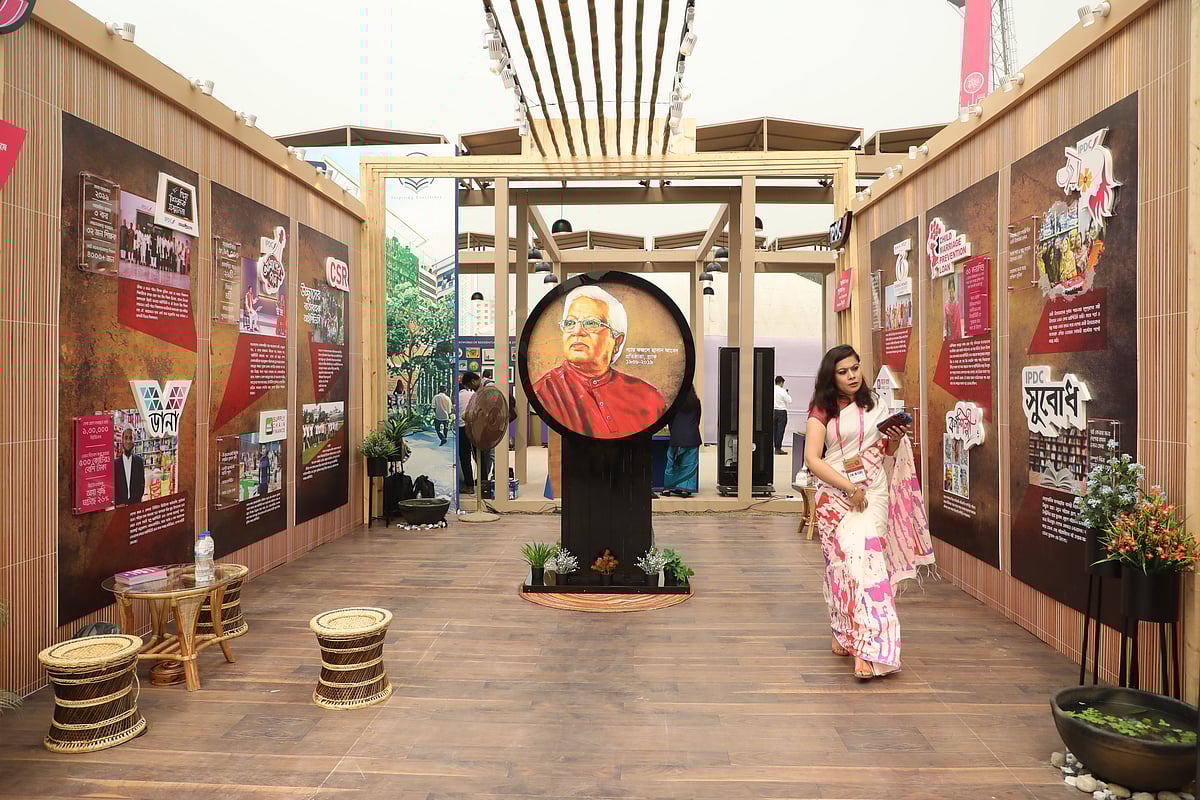 মেলার একটি স্টলে ব্র্যাকের প্রতিষ্ঠাতা স্যার ফজলে হাসান আবেদের প্রতিকৃতি।
 