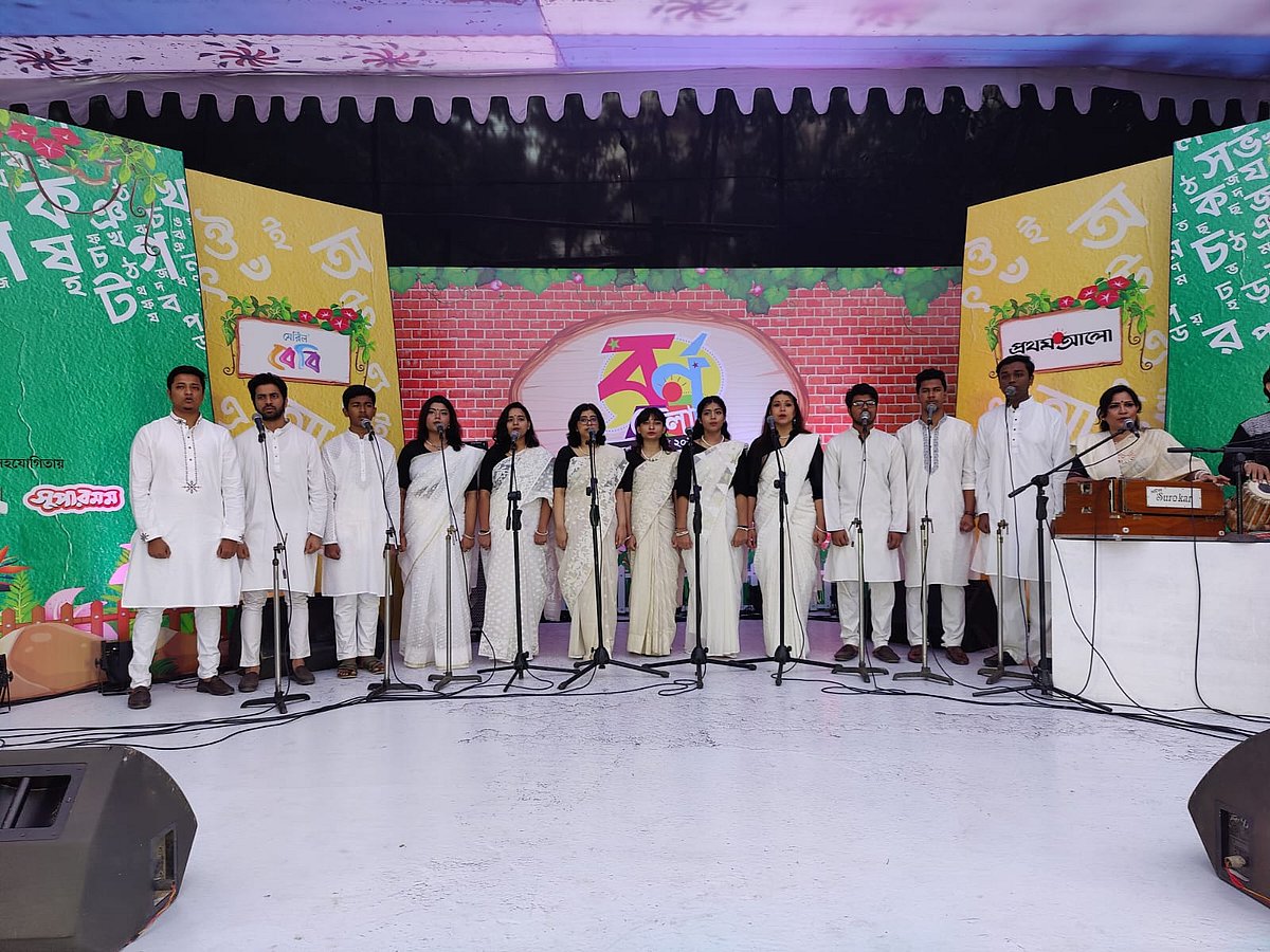 জাতীয় সংগীতের মধ্য দিয়ে শুরু হয় অনুষ্ঠান। পরিবেশনায় সুরের ধারার শিল্পীরা 