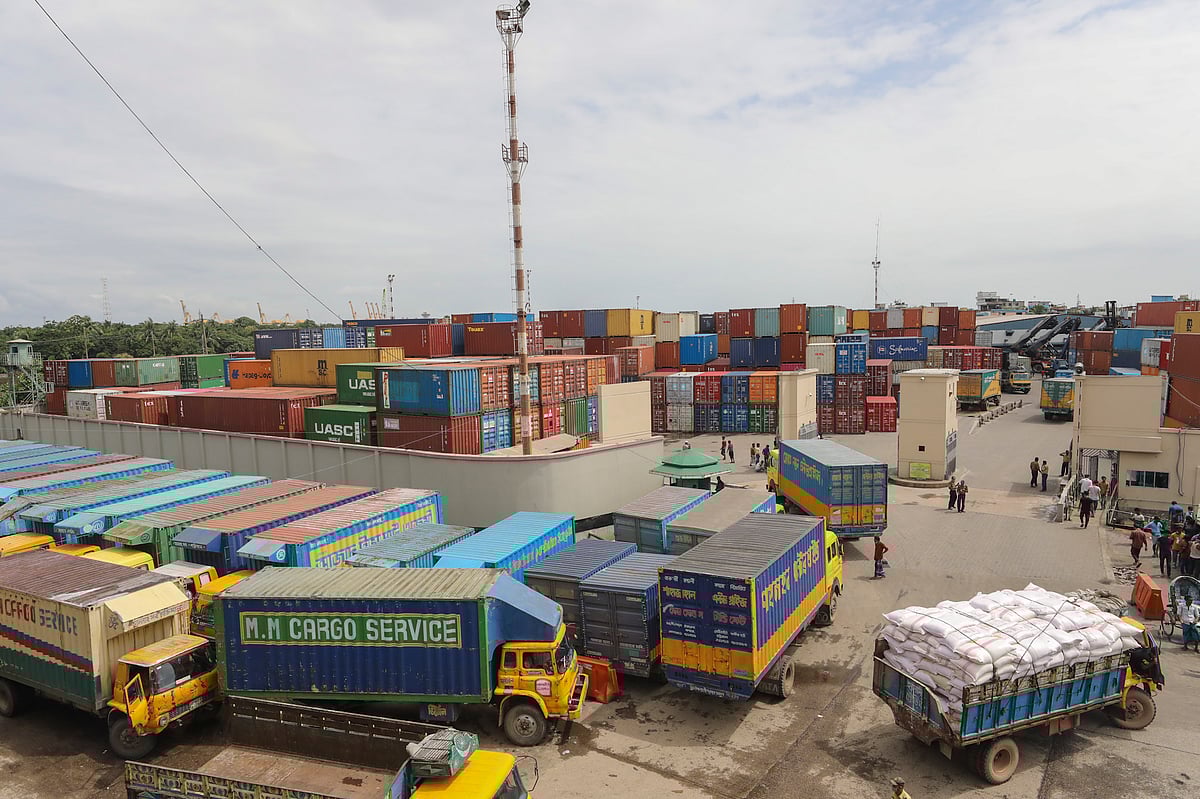 চট্টগ্রাম বন্দরে কনটেইনারের সারি।