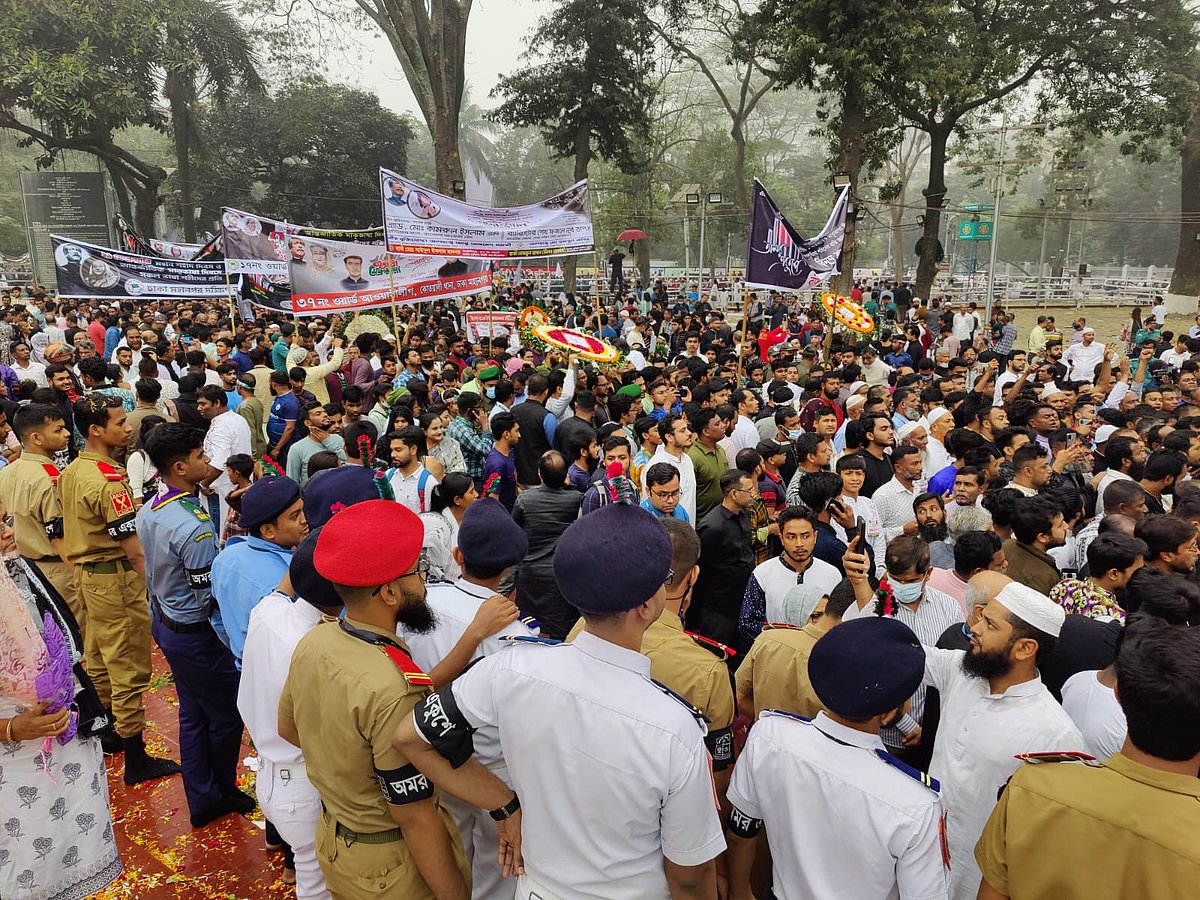 ফুল হাতে হাজারো মানুষের ভিড়। শহীদ মিনারের দিকে যাচ্ছে এই জনস্রোত 