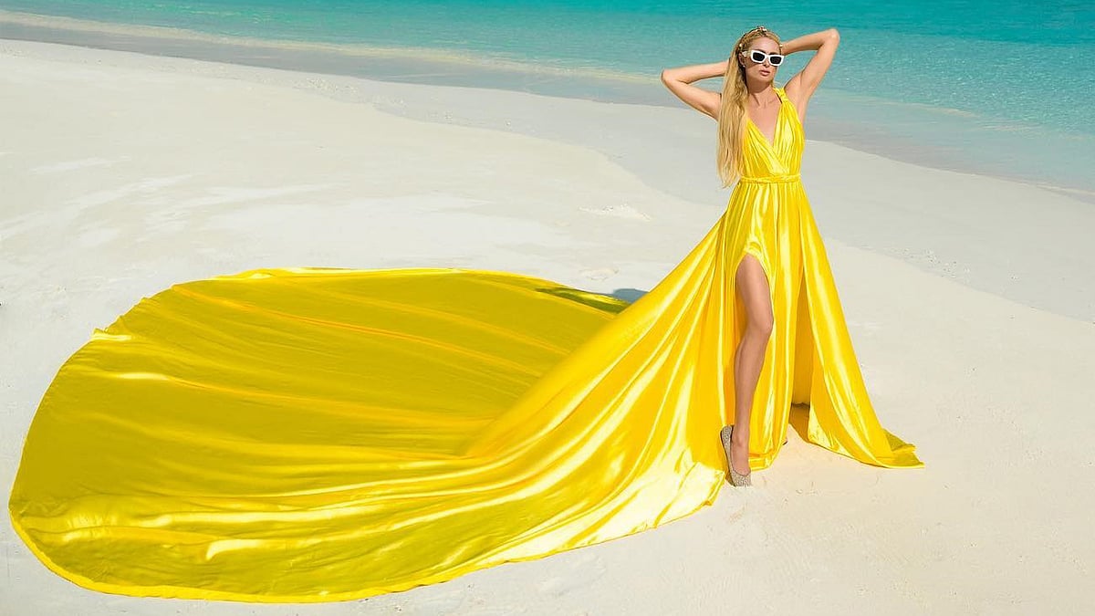 সমুদ্রপাড়ে লাস্যময়ী প্যারিস হিলটন