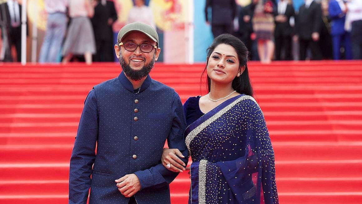 মোস্তফা সরয়ার ফারুকী তাঁর ফেসবুক পোস্টে লিখেছেন, ‘তিশা সব সময় বলে আমি নাকি ওকে সারপ্রাইজ দিতে পারি না। কথা যে খুব একটা ভুল, তা–ও না! তবে আজ আমি ওর জন্মদিনে সারপ্রাইজ দিতে পারছি। হ্যাপি বার্থ ডে, তিশা।’