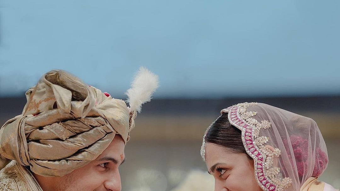 রাত পৌনে ১১টায় নেট–দুনিয়ায় এল তাঁদের তিনটি নতুন ছবি