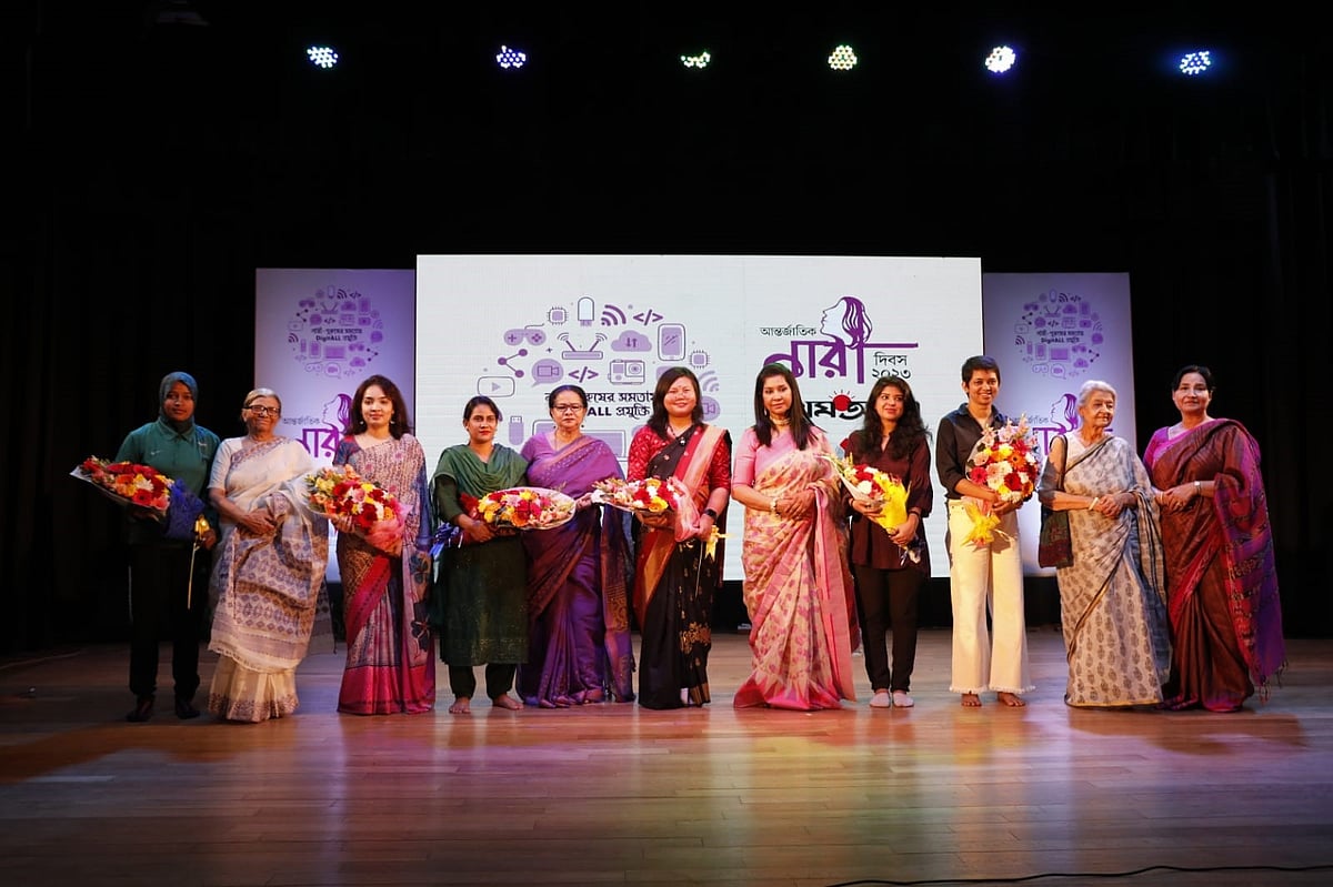 প্রথম আলো আয়োজিত আন্তর্জাতিক নারী দিবসের অনুষ্ঠানে (বাঁ থেকে) সালমা আক্তার, ফওজিয়া মোসলেম, লামিয়া আশরাফ মণ্ডল, মরিয়ম আক্তার, রাশেদা কে চৌধূরী, দিনা মৃ, কানিজ আলমাস খান, সাদিয়া ইয়াসমিন, মহসীনা আক্তার, হামিদা হোসেন ও পারভিন মাহমুদ। 