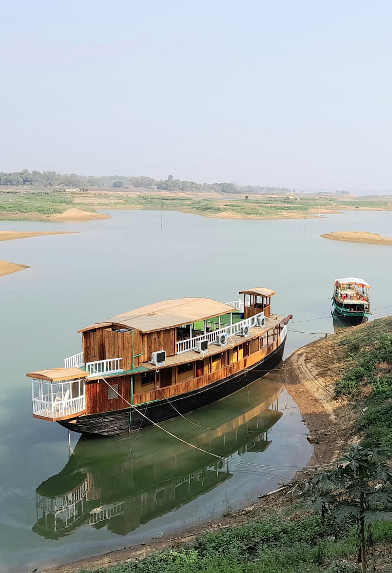 লেকের মধ্যে চমৎকার দ্বীপ