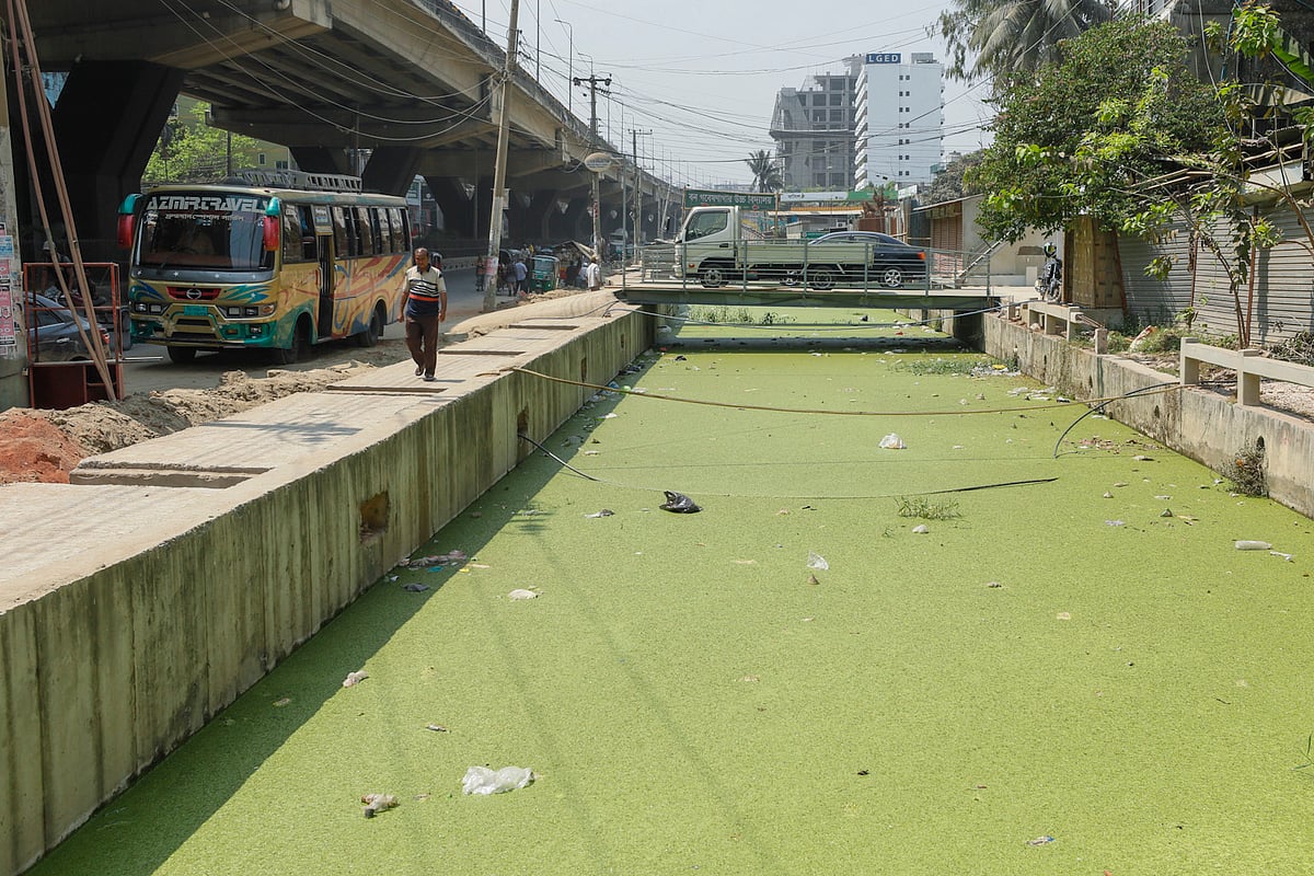 ফুটপাতে নেই স্ল্যাব। চশমা খালের সঙ্গে নেই কোনো বেষ্টনী। এর মধ্যেই ঝুঁকি নিয়ে চলছেন লোকজন। 
