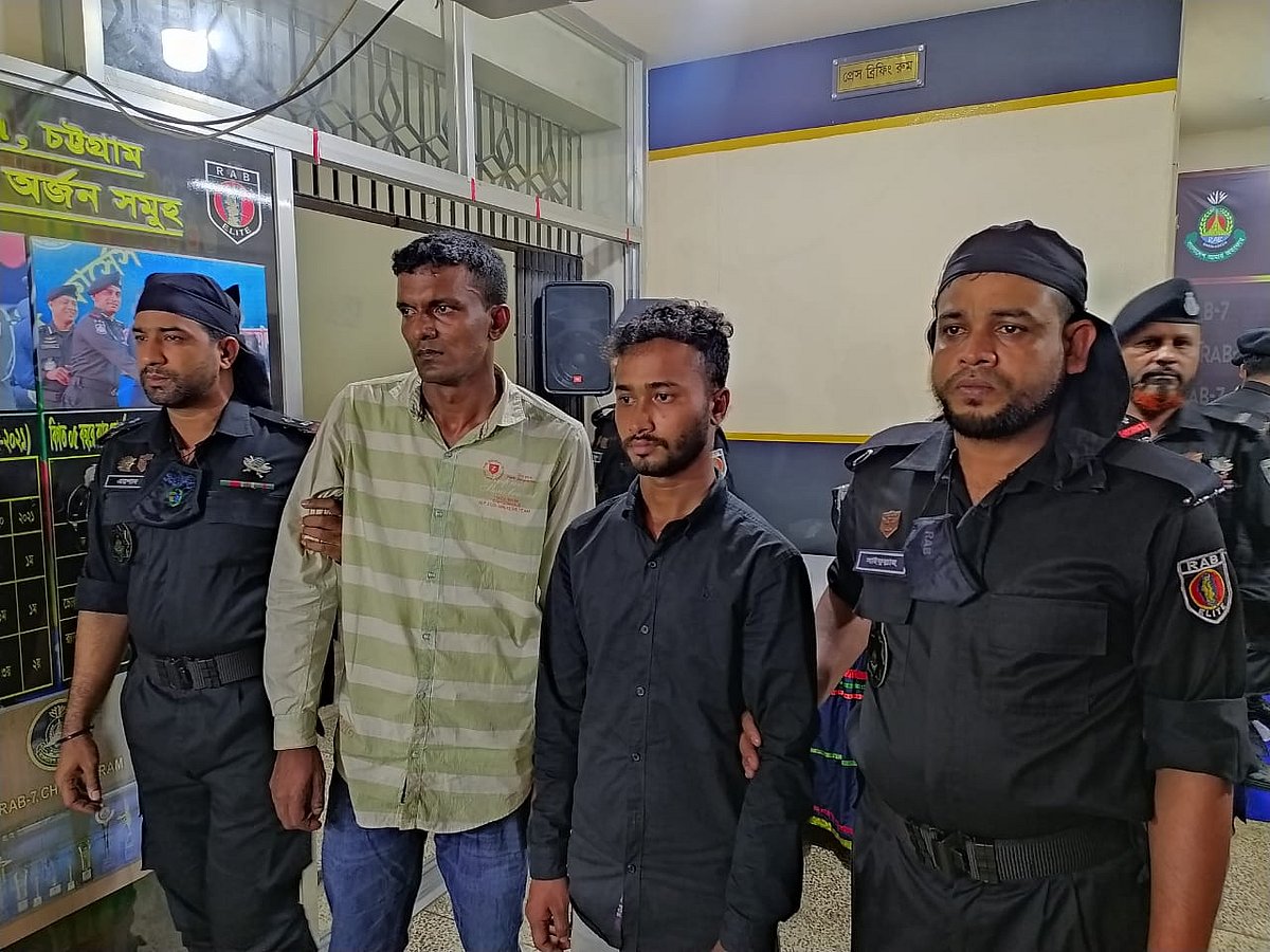 গ্রেপ্তার জহির উদ্দিন (বাঁ থেকে দ্বিতীয়) ও মো. সরোয়ার