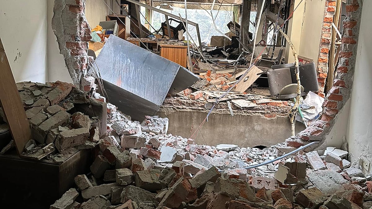 নিজের লেখার সঙ্গে বাসার এই ছবিটি জুড়ে দিয়েছেন মাহবুবুল আকরাম