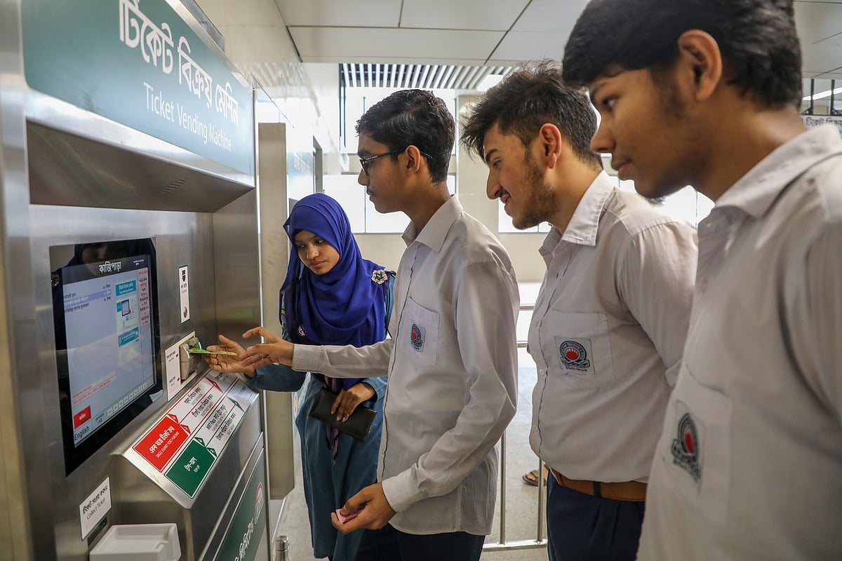 বুথ থেকে টিকিট সংগ্রহ করছে শিক্ষার্থীরা।