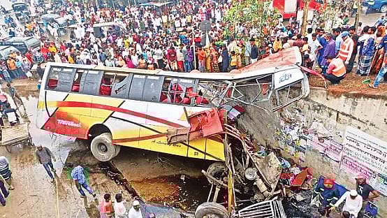 ‘এ দেশে হাজার হাজার কোটি টাকা ব্যয় করে রাস্তা, সেতু, ফ্লাইওভার নির্মিত হচ্ছে, কিন্তু সেগুলোতে যান চলাচল নিরাপদ করার মতো প্রাতিষ্ঠানিক ব্যবস্থা গড়ে উঠছে না, বিদ্যমান তদারকি সংস্থাগুলোরও জবাবদিহি নিশ্চিত করা হচ্ছে না।’
