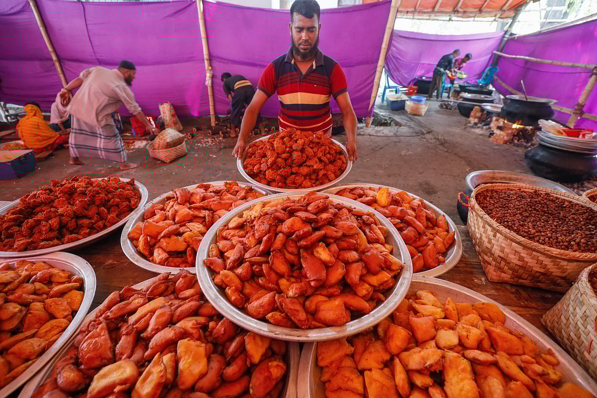 বেগুনি ও পেয়াঁজি তৈরির পর টেবিলে সাজিয়ে রাখা হয়েছে