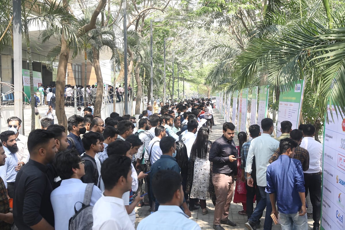 সকাল সকাল সিভি হাতে মেলায় প্রবেশের অপেক্ষায় হাজারো নবীন স্নাতক।
 
