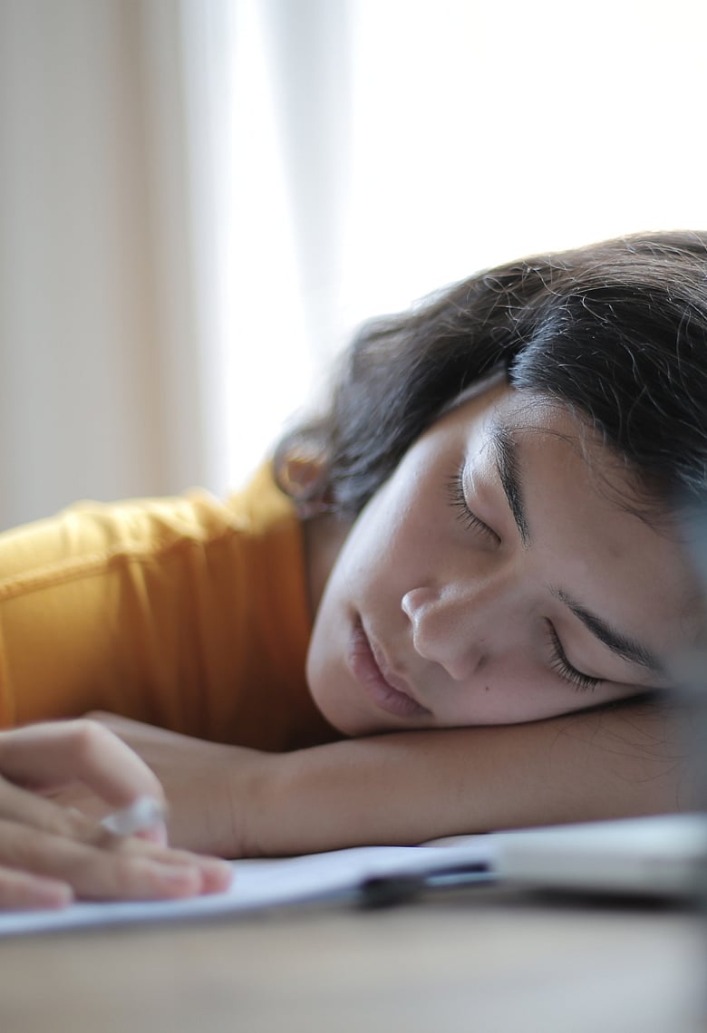 যে ৪ কারণে চেহারায় পড়তে পারে ক্লান্তির ছাপ