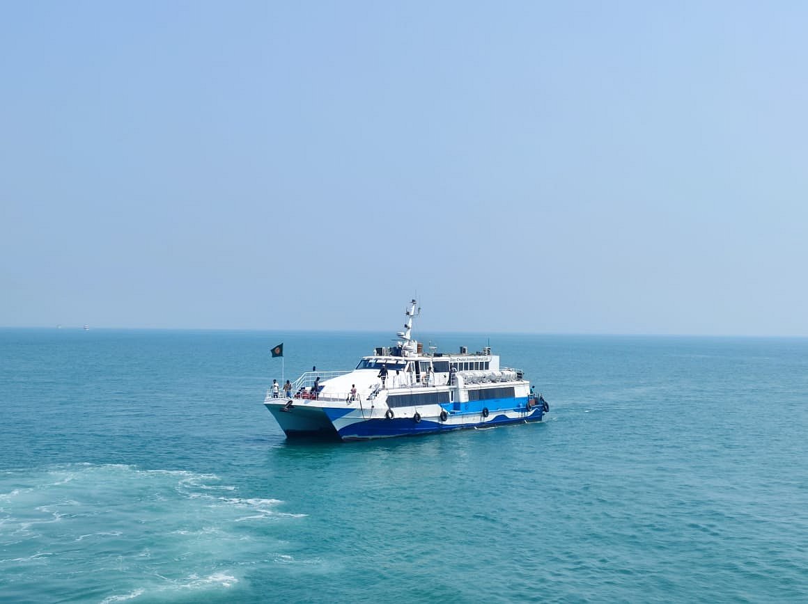 টেকনাফ থেকে জাহাজে চড়ে নাফ নদী ও বঙ্গোপসাগরের নীল জল পেরিয়ে যেতে হয় সেন্ট মার্টিন 