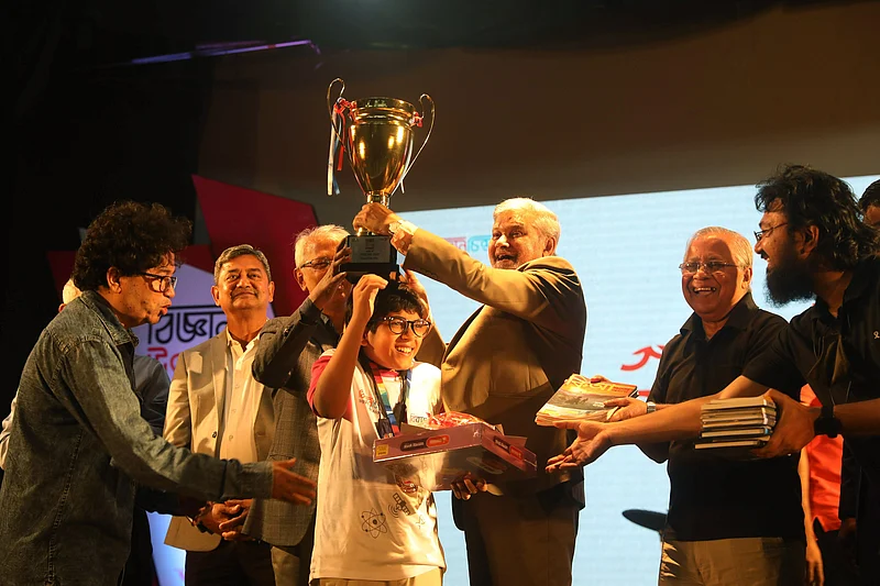 এত এত পুরস্কার দেখে হকচকিয়ে গেছে কুইজ প্রতিযোগিতায় নিম্নমাধ্যমিক বিভাগের সেরাদের সেরা খুলনা জিলা স্কুলের ষষ্ঠ শ্রেণির শিক্ষার্থী অরিত্র দেবনাথ