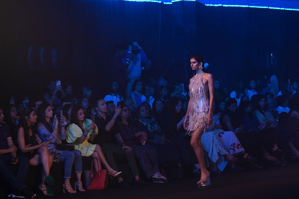 ডিজাইনার অভিষেক শর্মার নকশা করা পোশাকে র‌্যাম্পে এক মডেল