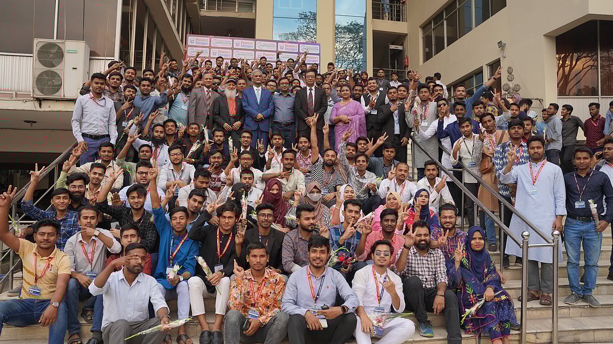 বারিধারা ডিওএইচএস কনভেনশন হল-৩ এ বর্ণাঢ্য আয়োজনের মধ্য দিয়ে বেসরকারি বিশ্ববিদ্যালয়টির সেমিস্টার-১ এর নবাগত ছাত্রছাত্রীদের ফুল দিয়ে বরণ করে নেওয়া হয়