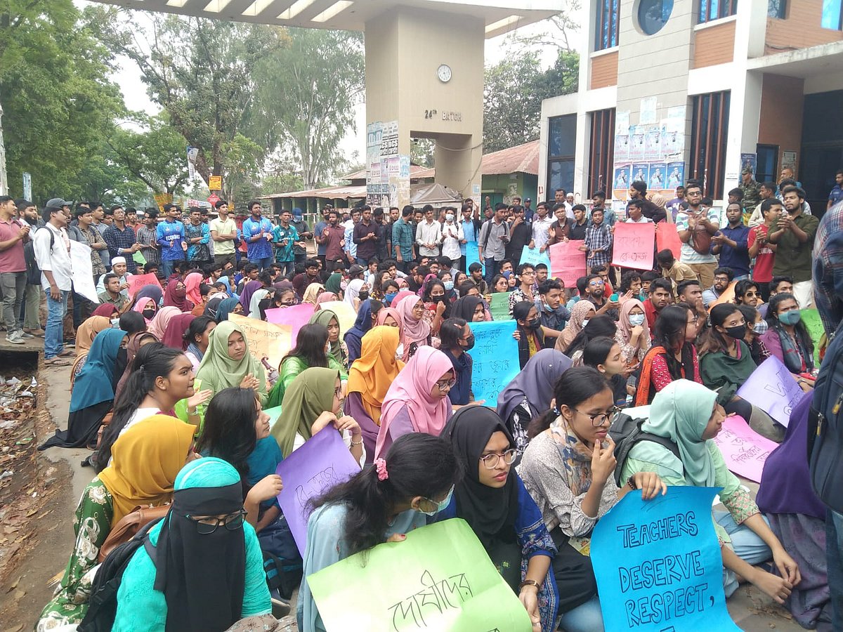 শিক্ষক–শিক্ষার্থীদের ওপর হামলার ঘটনায় দোষী ব্যক্তিদের বিচারের দাবিতে চট্টগ্রাম বিশ্ববিদ্যালয়ের প্রধান ফটক অবরোধ করেন শিক্ষার্থীরা