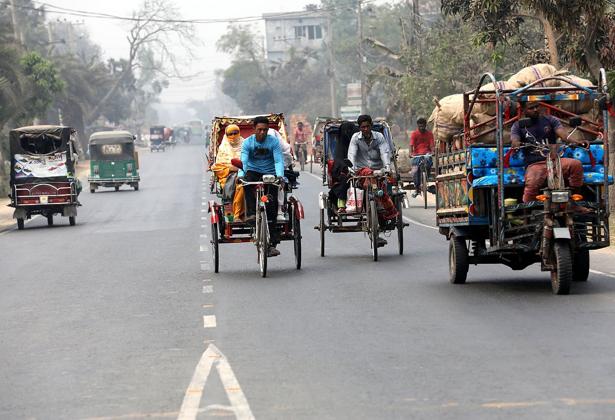 বগুড়া-নওগাঁ মহাসড়কে তিন চাকার অবৈধ যান ও ব্যাটারিচালিত রিকশা।