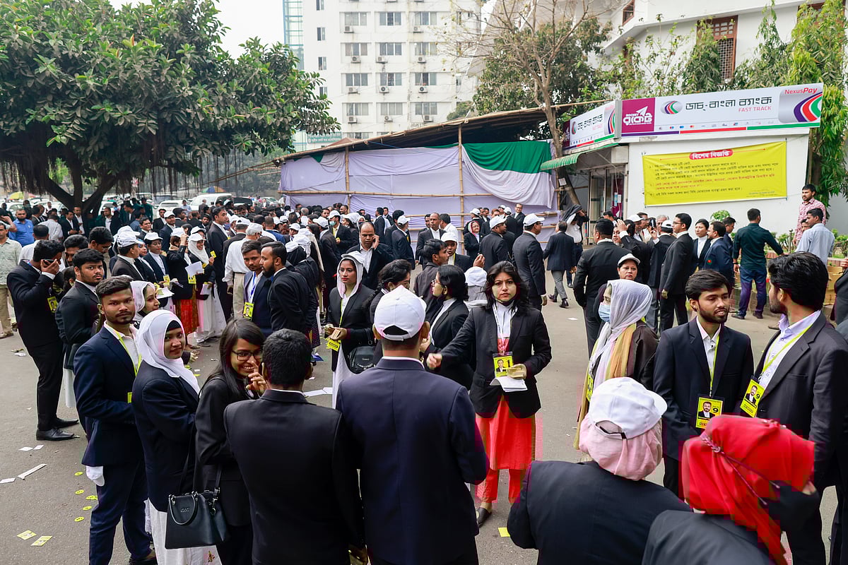 আদালত চত্বরে সাদা দলের আইনজীবীদের সরব অবস্থান। 
