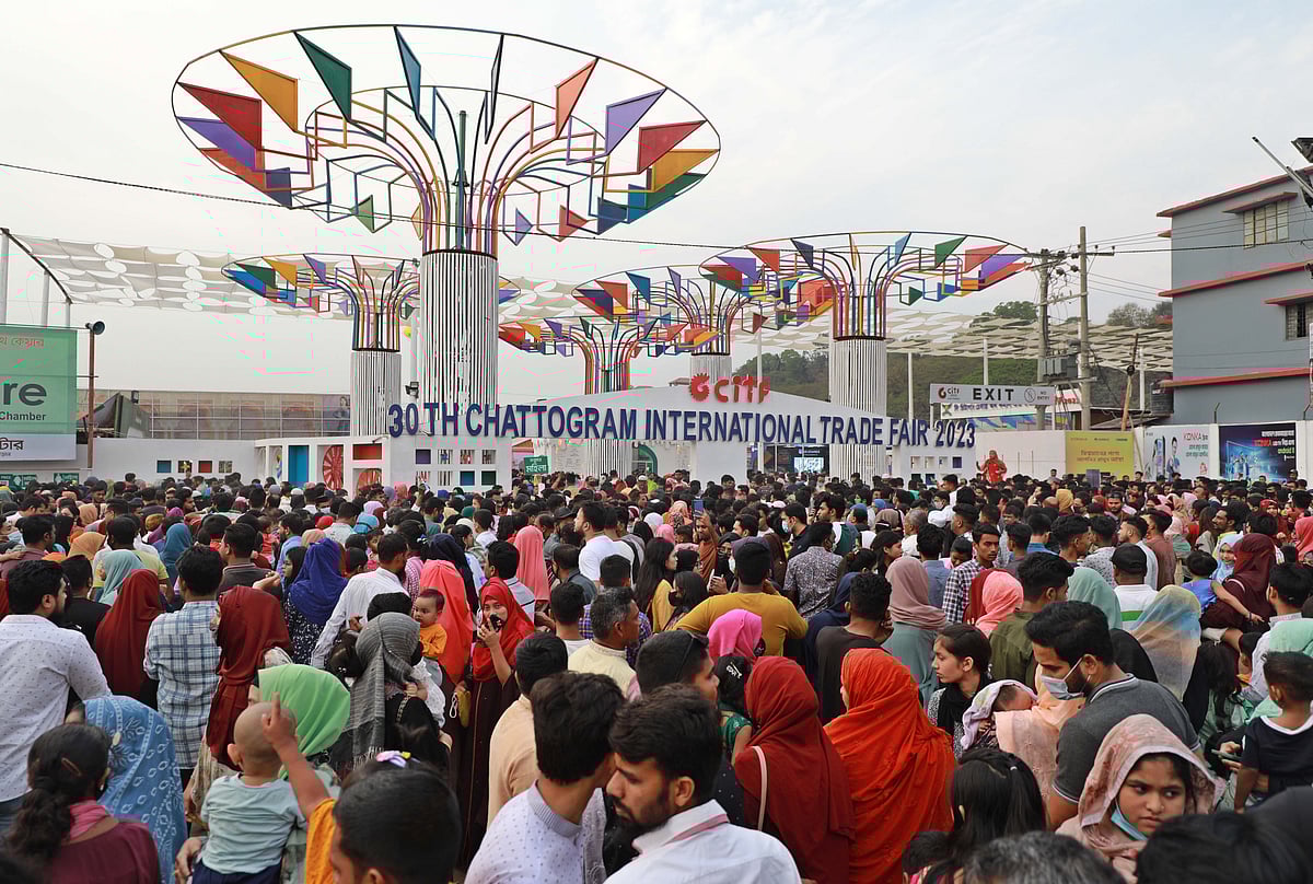 ছুটির দিনে বাণিজ্য মেলায় উপচে পড়া ভিড়।