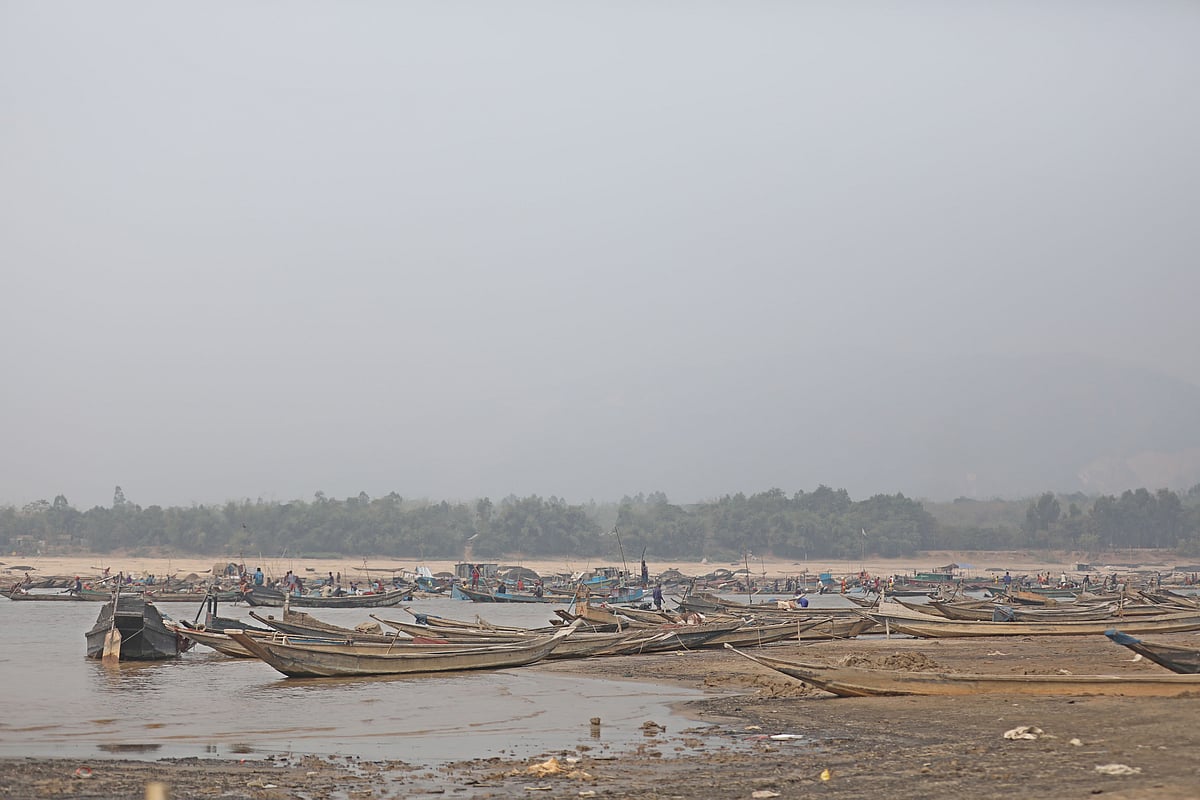 যাদুকাটা নদীতে শ্রমিকদের নৌকা