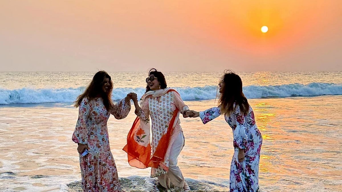 অন্য রকম একটা দিন আজ। প্রথম রোজা, বড় মেয়ে অন্য দেশে, পড়াশোনার জটিল চাপে নাজেহাল প্রায়। তার মধ্যে রোজা, সাহ্রি, ইফতারি—জানি না কী করে সব করবে।