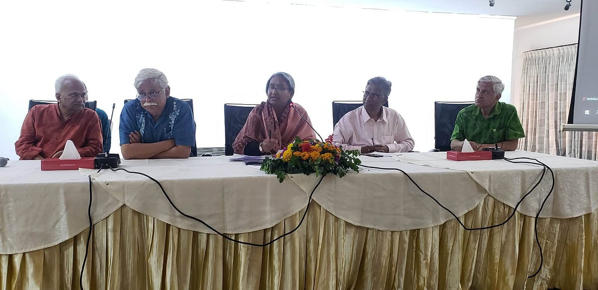 কর্মশালায় শিক্ষামন্ত্রী দীপু মনিসহ অন্য বিশিষ্টজনেরা