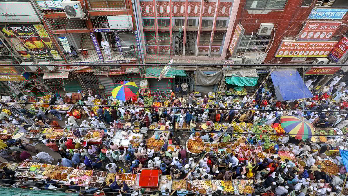 দোকান ও সড়কে বাহারি ইফতারসামগ্রীর পসরা সাজিয়ে বসেছেন বিক্রেতারা