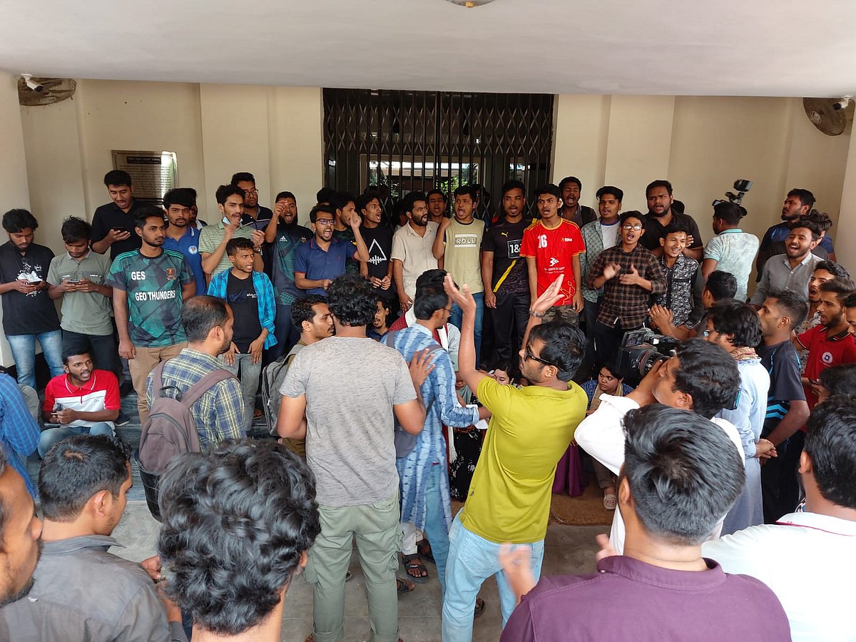 বিশ্ববিদ্যালয়ের প্রশাসনিক ভবনের সামনে বিক্ষুব্ধ শিক্ষার্থীদের অবস্থান।