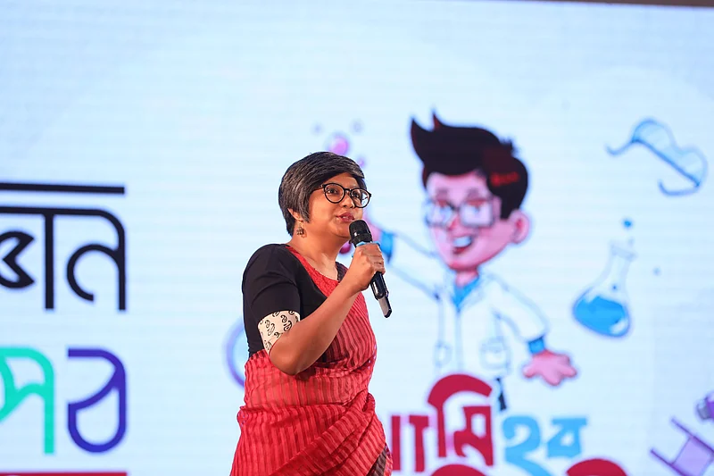 শিক্ষার্থীদের উদ্দেশে কথা বলছে অণুজীববিজ্ঞানী সেঁজুতি সাহা