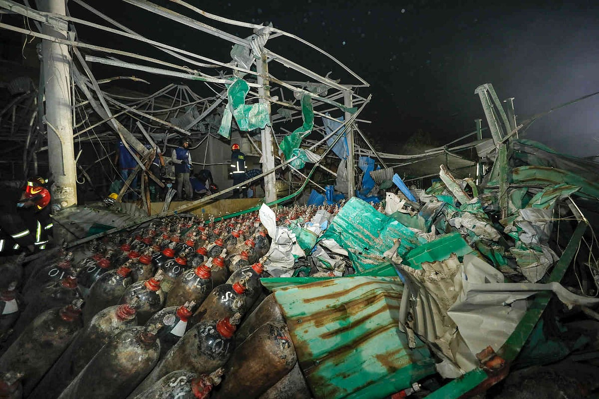 ধ্বংসস্তূপের পাশে পড়ে আছে গ্যাস সিলিন্ডার
