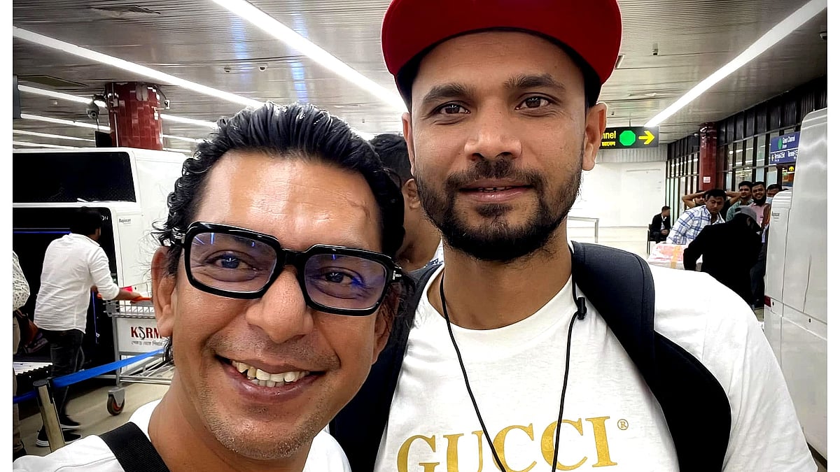 মাশরাফি ও চঞ্চল চৌধুরী। ছবি: ফেসবুক থেকে সংগৃহীত