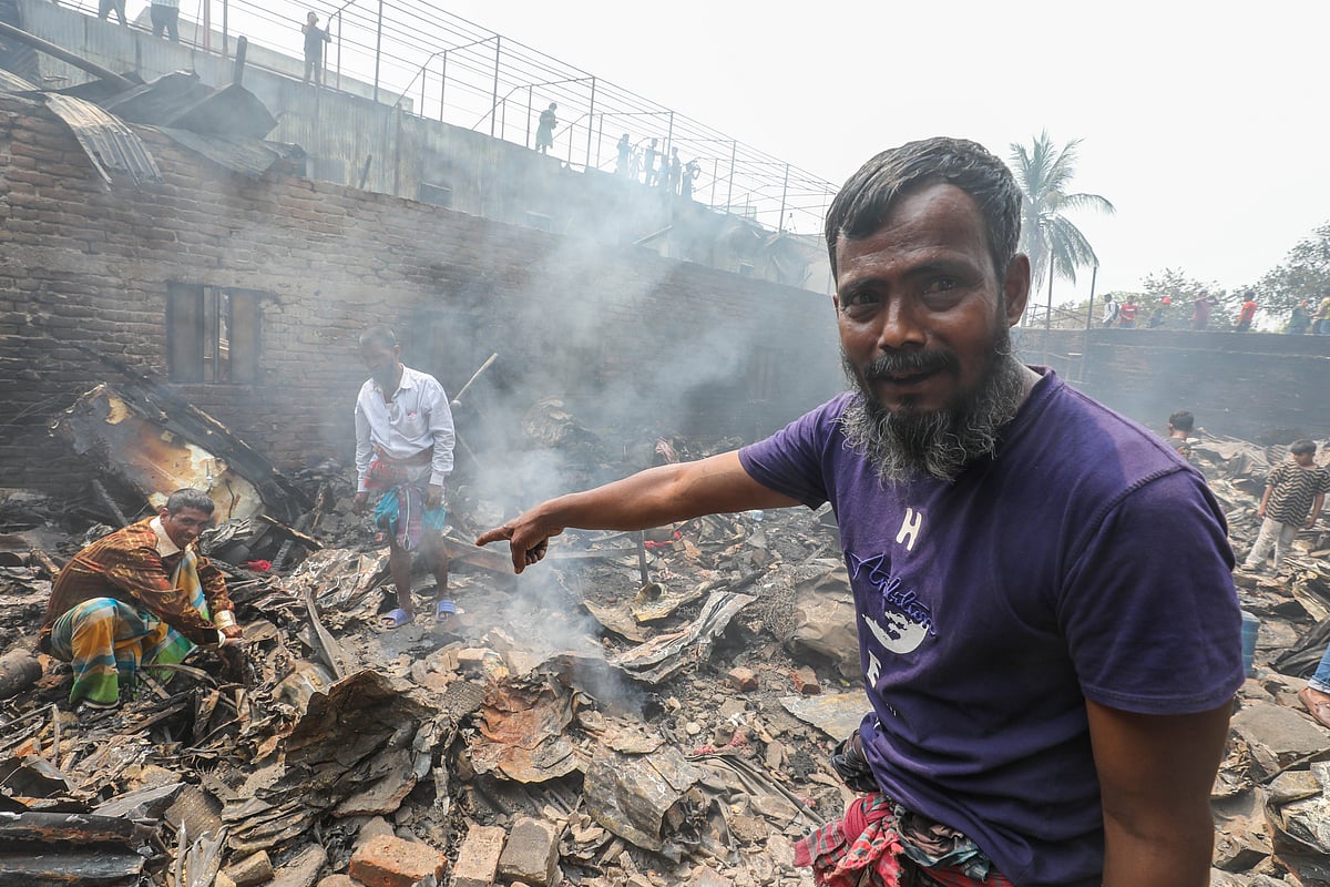 এই স্থানেই ছিল তাঁর ঘর। গতকাল লাগা আগুনে তা পুড়ে ছাই হয়ে গেছে। পুড়ে যাওয়া সেই ঘর দেখিয়ে কাঁদছিলেন এই ব্যক্তি।