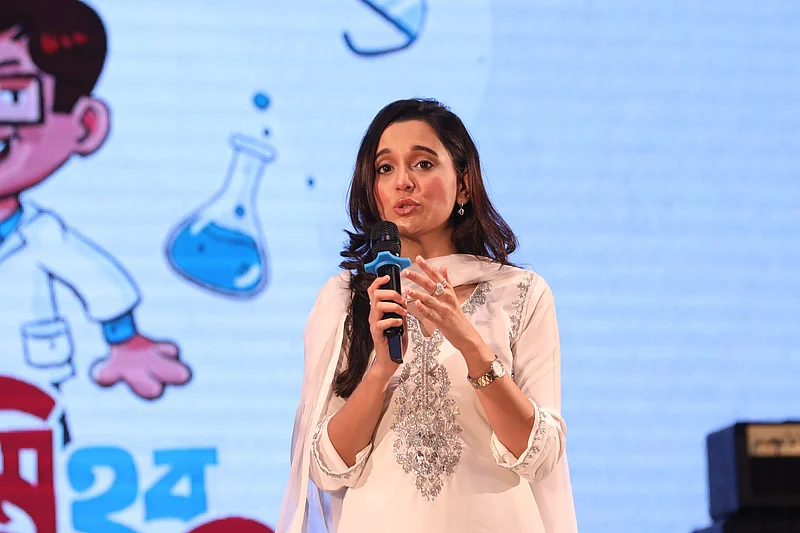 বক্তব্য রাখছেন অভিনয়শিল্পী সাবিলা নূর